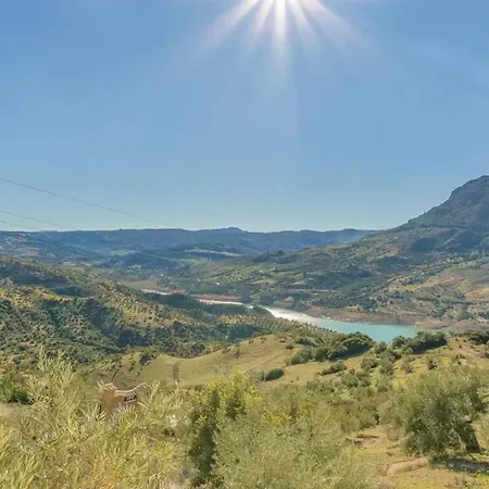Welcoming With And Mountain View -